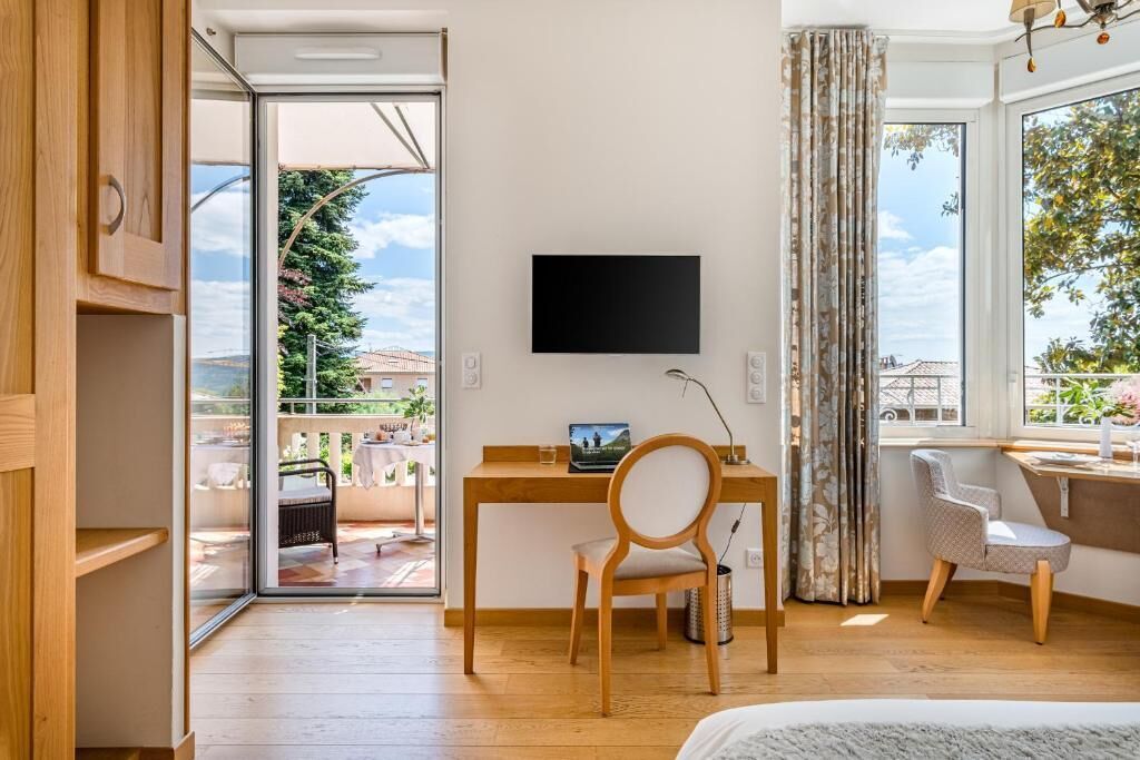 Quarto casal luxo, sacada, vista para o jardim | Individualmente decorados, individualmente mobiliados