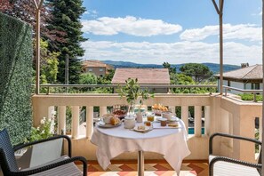 Habitación doble Deluxe, balcón, vista al jardín | Restaurante al aire libre