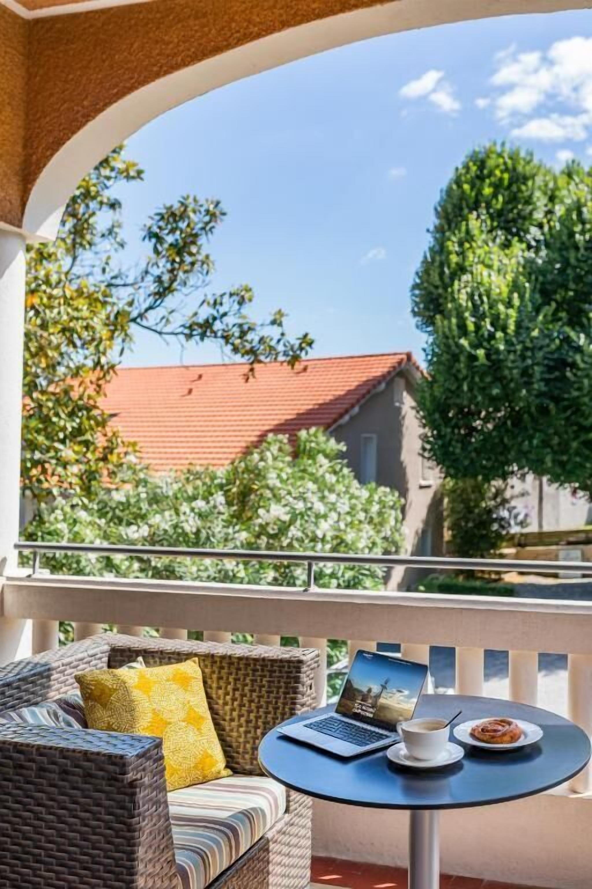 Suite Familiale, balcon | Enceinte de l’hébergement