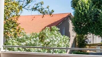 Suite Familiale, balcon | Enceinte de lâhĂ©bergement