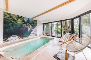 Un sauna, una bañera de hidromasaje, masajes