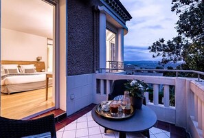 Kamar Double Deluks, balkon, pemandangan kebun | Tempat makan outdoor