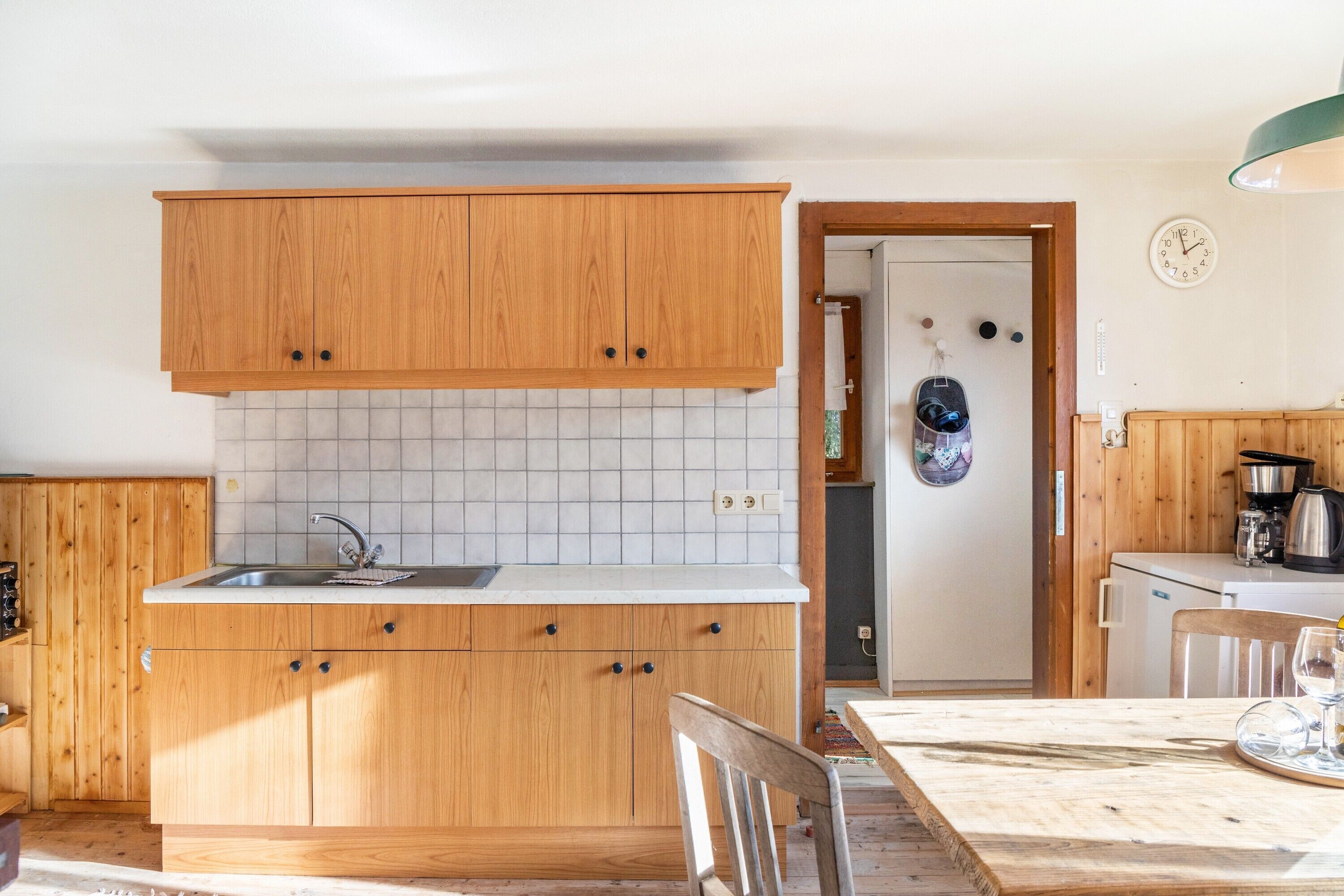 Frigorífico, placa de cocina, cafetera o tetera y hervidor eléctrico