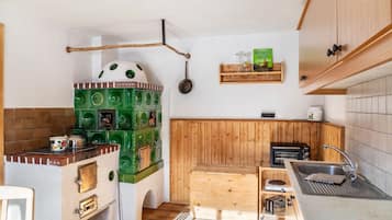 Kühlschrank, Herdplatte, Wasserkocher mit Kaffee-/Teezubehör