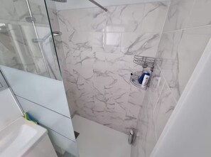 Shower, hair dryer, towels, soap - Le Ruchon - Pleasant Tiny House with swimming pool (Gujan-Mestras)