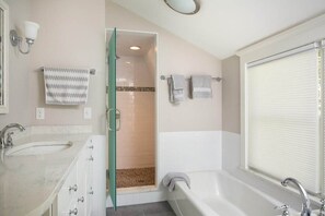 Shower, hair dryer, towels - Rockledge Estate: 5 Bedroom, 3.5 bathroom with stu (St George)