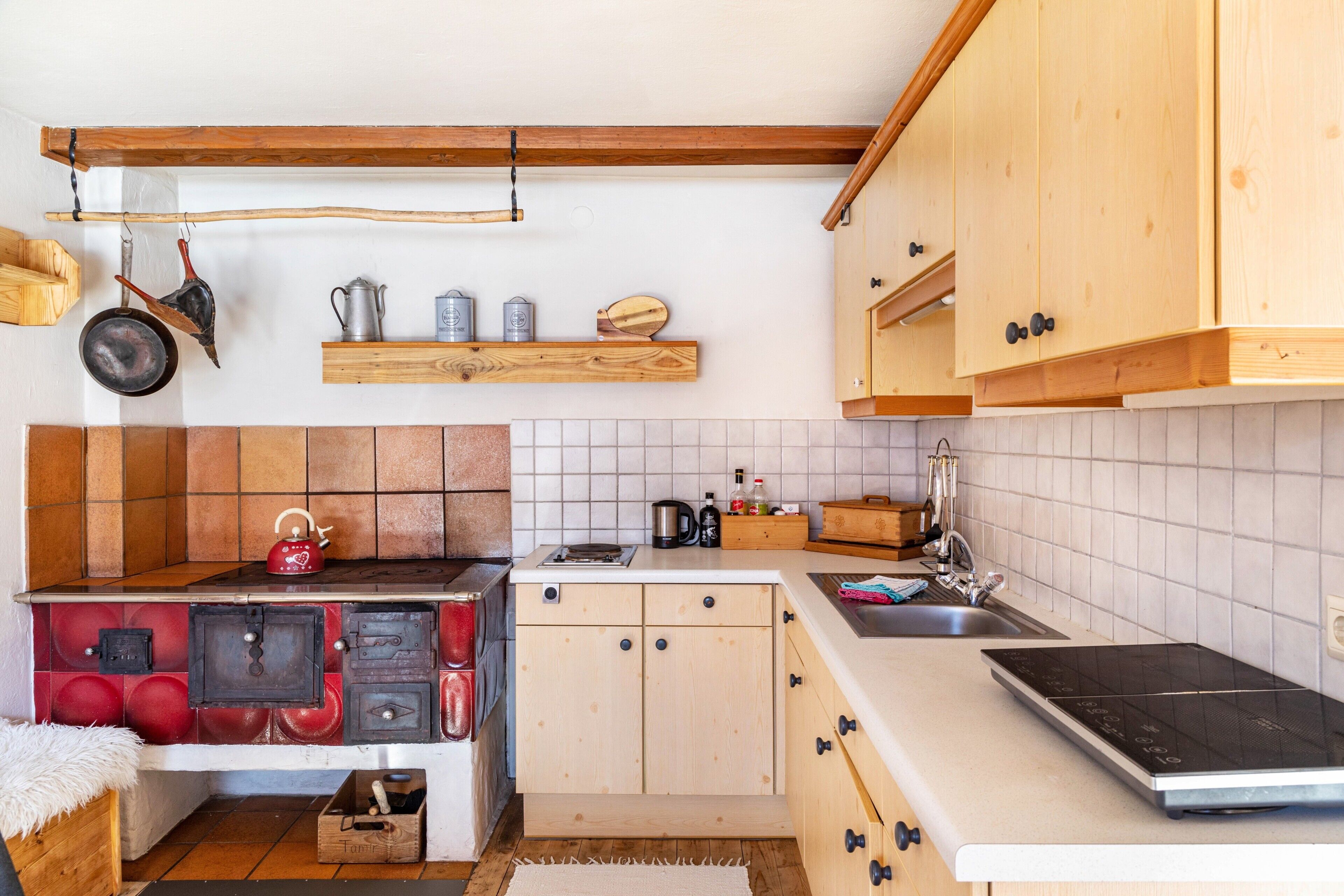 Kühlschrank, Herdplatte, Wasserkocher mit Kaffee-/Teezubehör