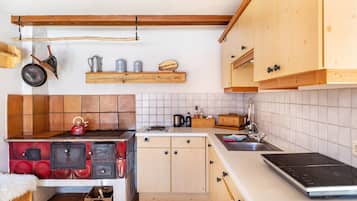 Kühlschrank, Herdplatte, Wasserkocher mit Kaffee-/Teezubehör