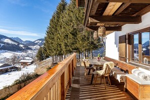 Outdoor dining - Apartment 'Sonnenhütte Wildschönau Ground Floor' with Mountain View, Terrace & Garden (Grafenweg)