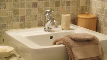 Douche, sèche-cheveux