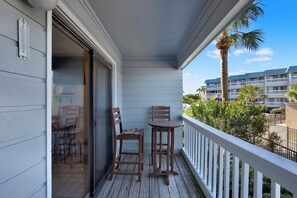 Outdoor dining - Enjoy your stay at this fully equipped first-floor beachfront condo, with a pool (Tybee Island)