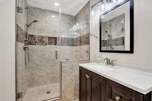 Shower, towels - Enjoy your stay at this fully equipped first-floor beachfront condo, with a pool (Tybee Island)