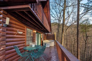 Outdoor dining - 2 Kings and a Sofa Sleeper Hot Tub Near Dollywood (Sevierville)