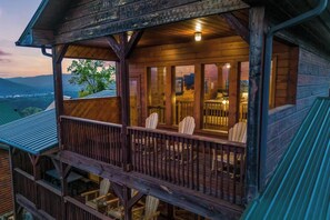 Terrace/patio - 3 bedroom Pigeon Forge cabin w breathtaking views (Sevierville)