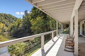 Terrace/patio - Experience the Ultimate Luxury Retreat on the Little Pigeon River (Sevierville)