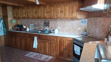 Kühlschrank, Mikrowelle, Ofen, Wasserkocher mit Kaffee-/Teezubehör