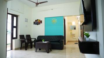 Comfort Apartment, 1 King Bed, Non Smoking, Kitchen | Living area