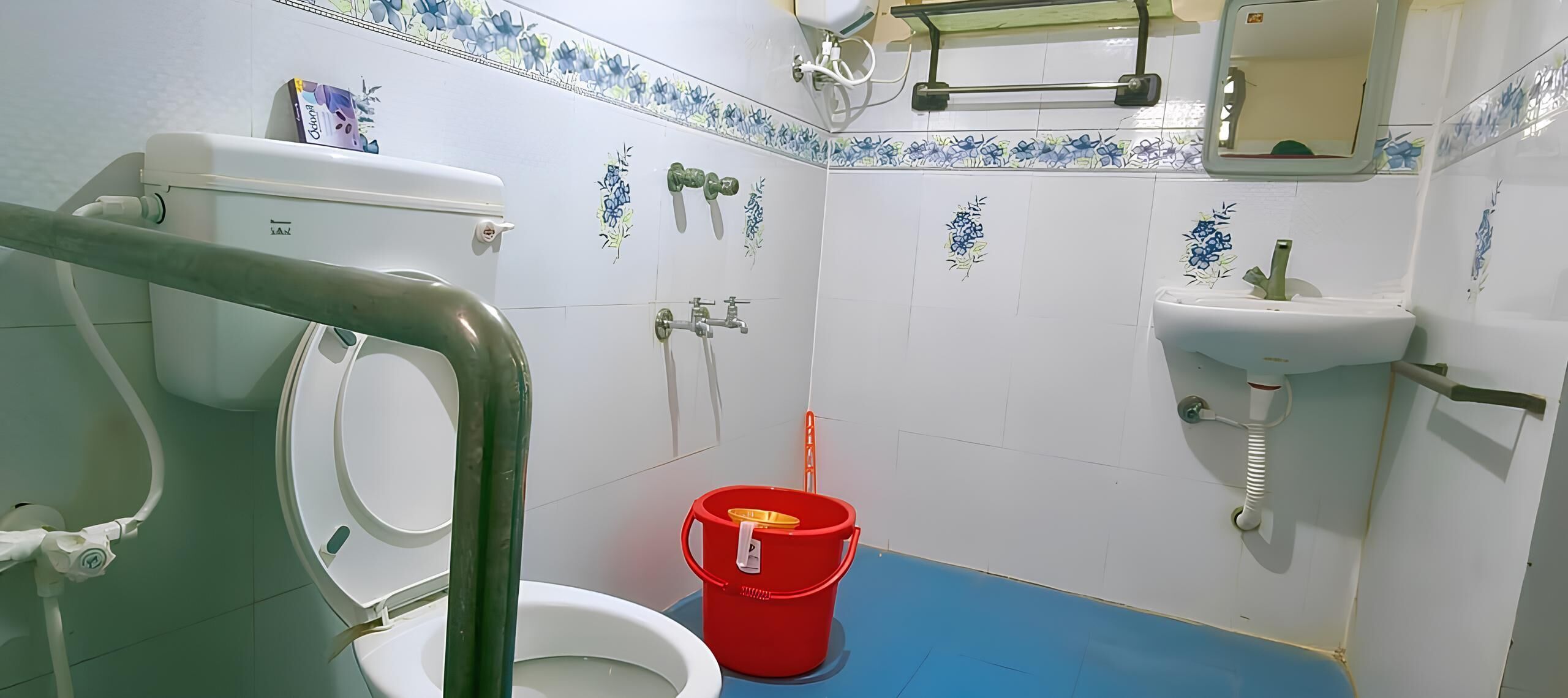 Basic Apartment, Non Smoking, Kitchen | Bathroom | Shower, towels, soap