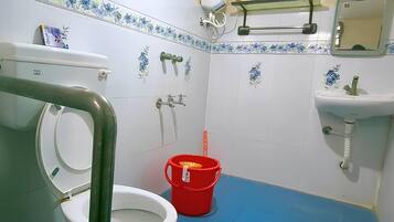 Basic Apartment, Non Smoking, Kitchen | Bathroom | Shower, towels, soap