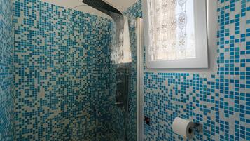 Dusche, Haartrockner, Handtücher