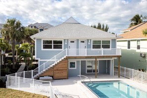 Outdoor pool, a heated pool - The Nile at Coconut Cove (Fort Myers Beach)
