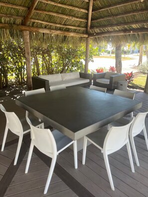 Outdoor dining - The Nile at Coconut Cove (Fort Myers Beach)