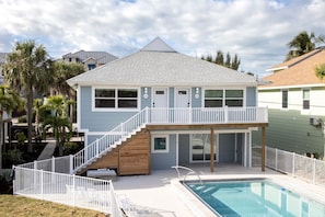 Outdoor pool, a heated pool - The Finn at Coconut Cove (Fort Myers Beach)