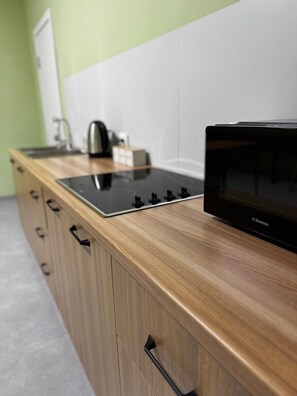 Geladeira, micro-ondas, cooktop, talheres/pratos/utensílios de cozinha