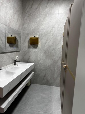 Hair dryer, soap, toilet paper - Hostel Q7 Almaty (Almaty)