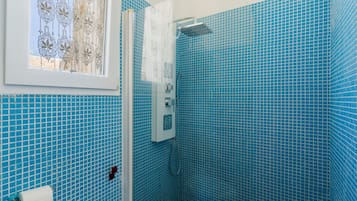 Douche, sèche-cheveux, serviettes fournies