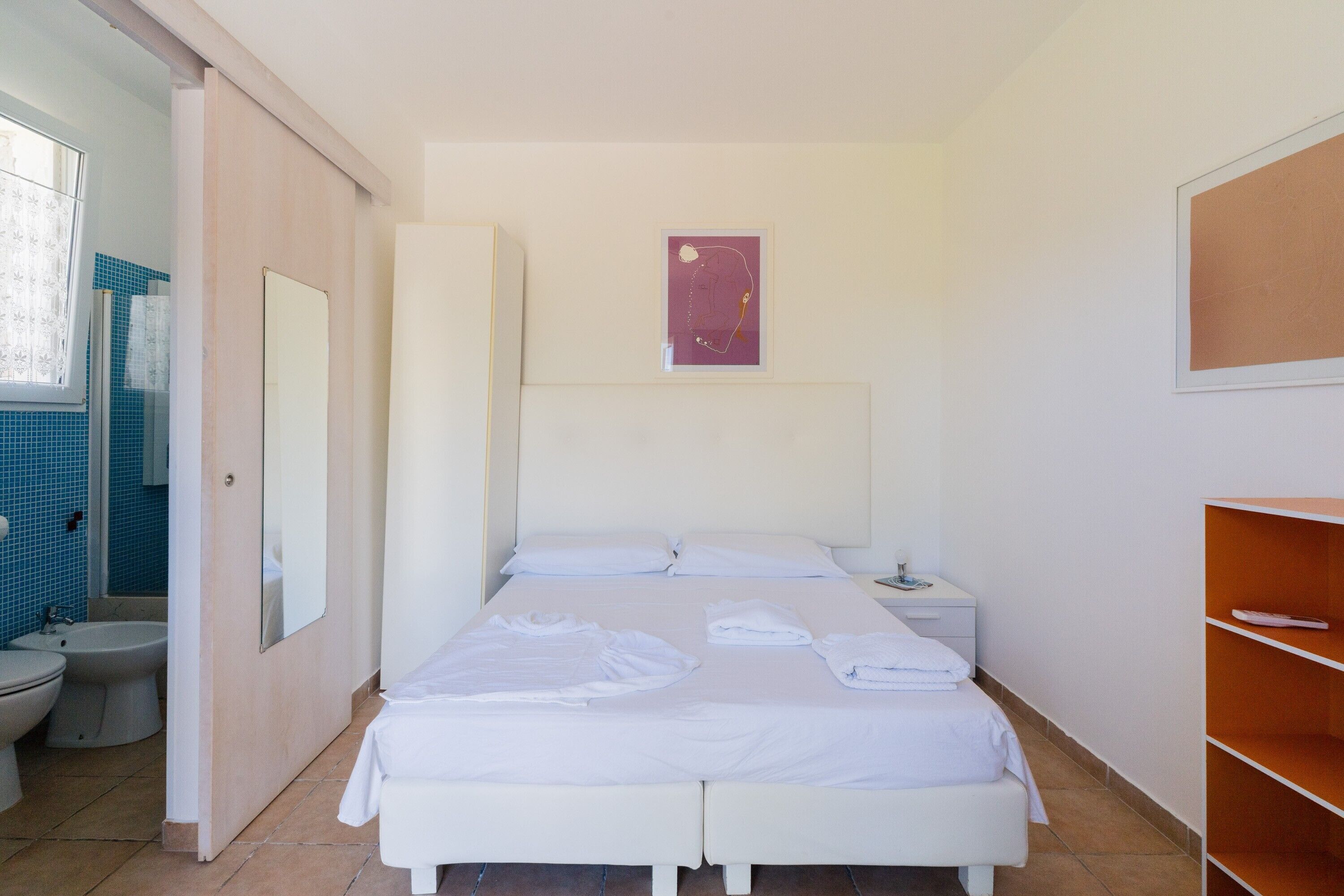 WiFi, bed sheets