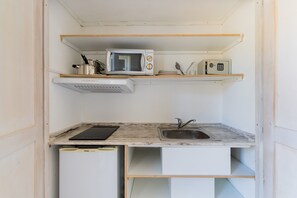 Jääkaappi, mikroaaltouuni, liesi, keittoastiat/astiat/ruokailuvälineet