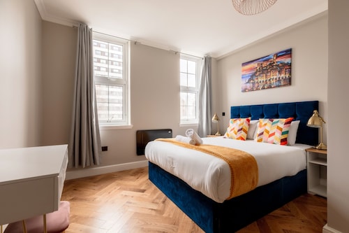 Bright Apartments near Hyd Park