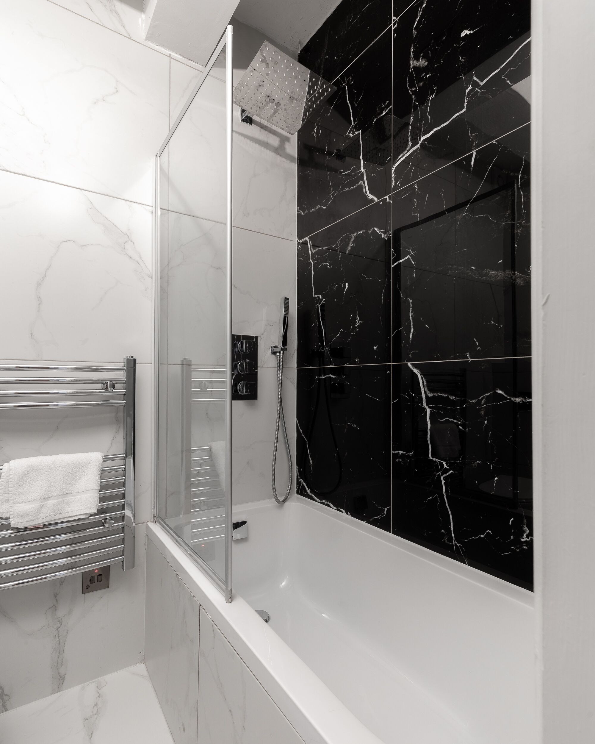 Perhehuoneisto, kaupunkinäköala | Kylpyhuone | Hiustenkuivaaja, pyyhkeet, saippua, sampoo