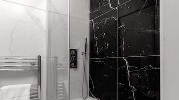 Perhehuoneisto, kaupunkinÀköala | Kylpyhuone | Hiustenkuivaaja, pyyhkeet, saippua, sampoo