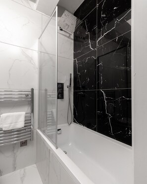 Family Apartment, City View | Bathroom | Hair dryer, towels, soap, shampoo - Bright Apartments near Hyd Park (London)