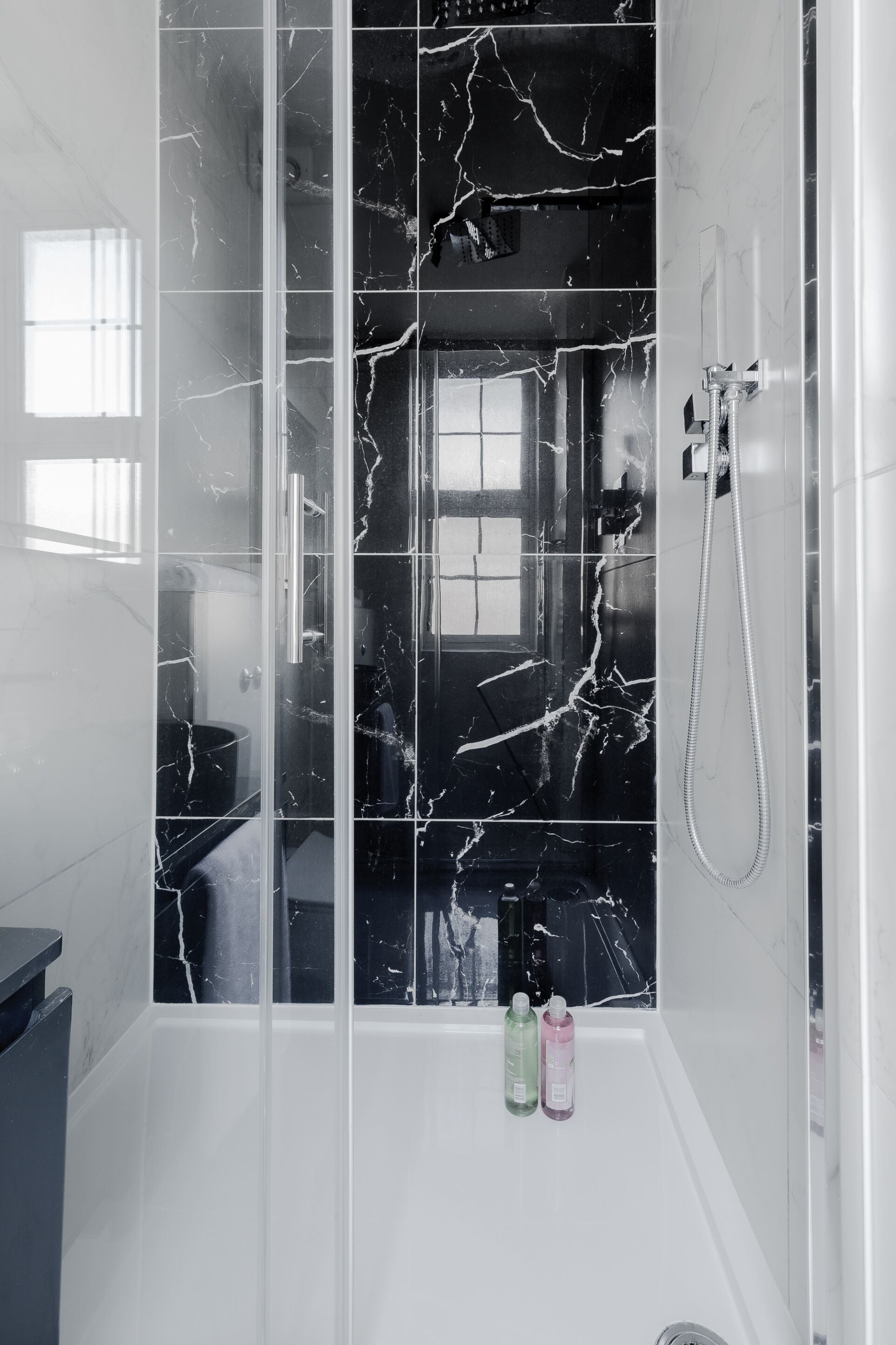 Appartamento Elite, bagno privato, vista città | Bagno | Asciugacapelli, asciugamani, sapone, shampoo