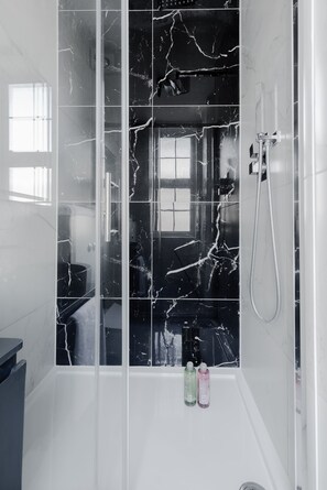 Elite Apartment, Private Bathroom, City View | Bathroom | Hair dryer, towels, soap, shampoo