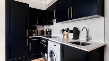 Appartamento Deluxe | Cucina condivisa | Frigorifero con congelatore, microonde, forno, piano cottura