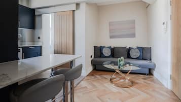 Apartamento Deluxe, vistas a la ciudad | Salón