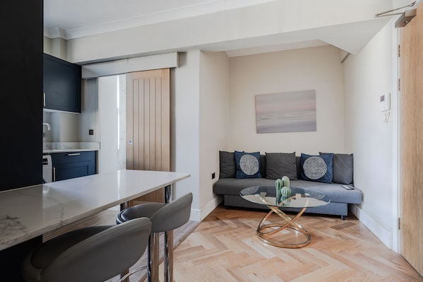 Deluxe Apartment, City View | Lounge