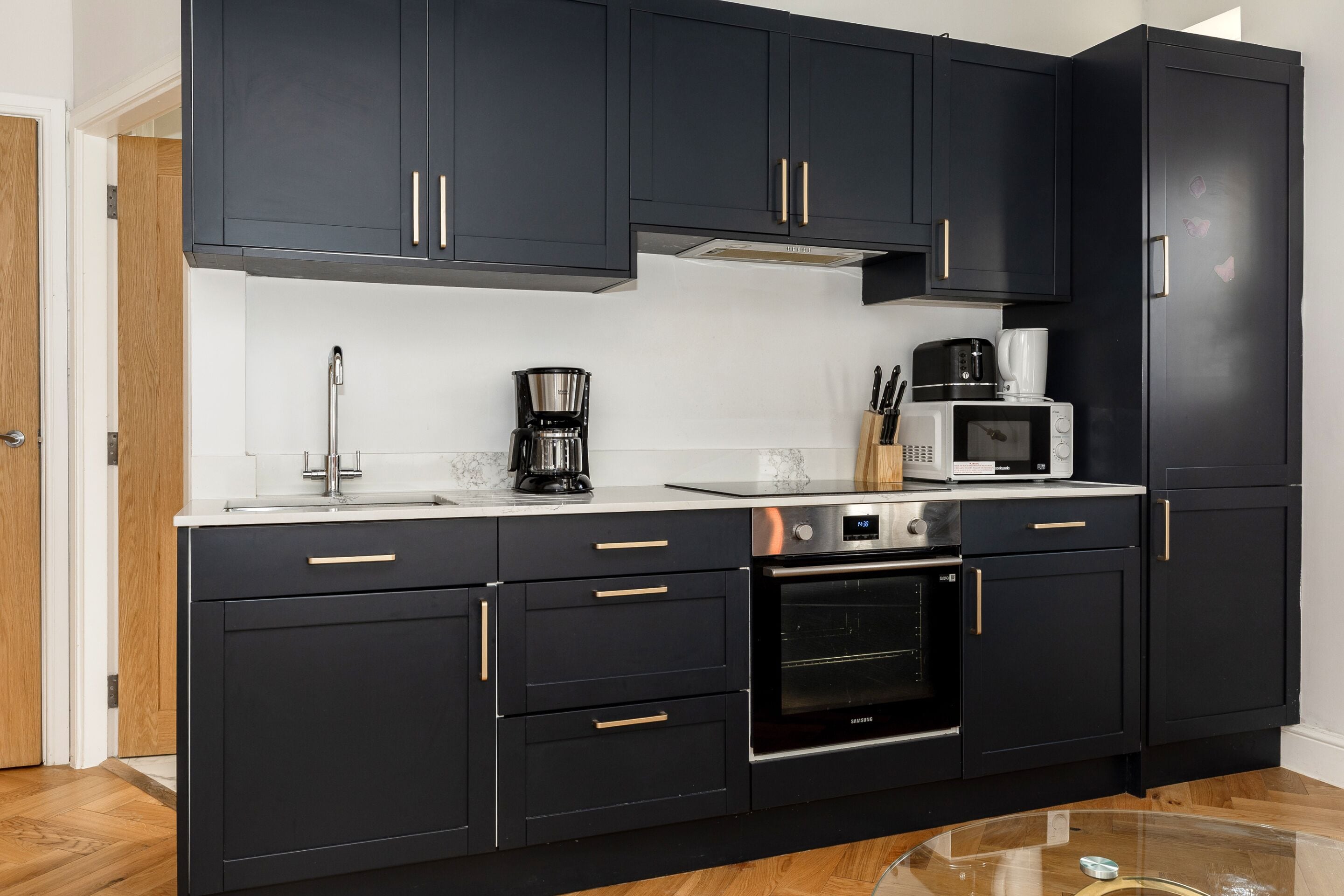 Refrigerador con freezer, microondas, horno, placa de cocina