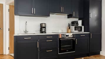 Refrigerador con freezer, microondas, horno, placa de cocina