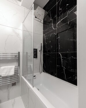 패밀리 아파트, 시내 전망 | 욕실 | 헤어드라이어, 타월, 비누, 샴푸