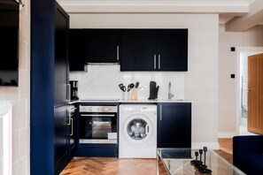 Deluxe Apartment | Shared kitchen | Full-size fridge, microwave, oven, stovetop - Bright Apartments near Hyd Park (London)