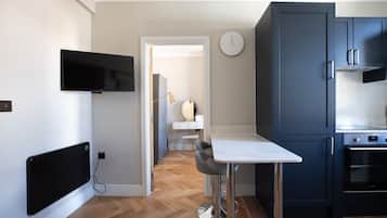 Deluxe Apartment, City View | Private kitchen