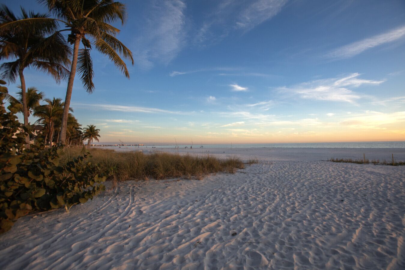 Beach nearby, sun loungers, beach towels