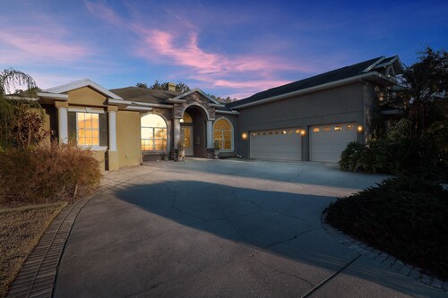 NEW! Charming 3BR Oasis Comfort, Pool & Sunshine