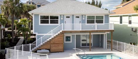 Een buitenzwembad, een verwarmd zwembad