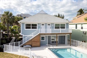 Outdoor pool, a heated pool - The Wren at Coconut Cove (Fort Myers Beach)